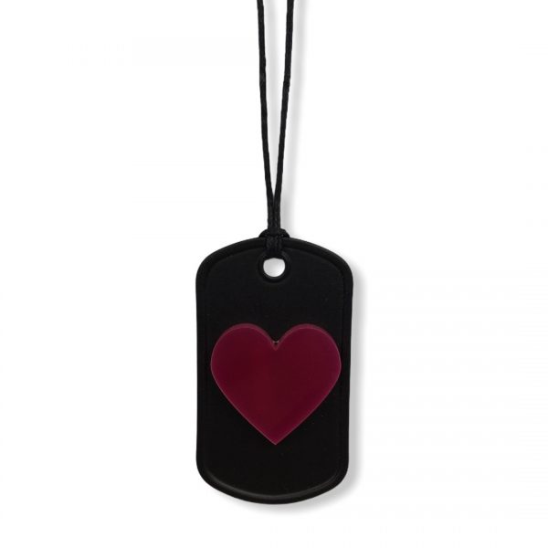 Μεταλλική Ταυτότητα Μαύρο Ματ Χρώμα Με Φούξια Plexiglass Καρδιά